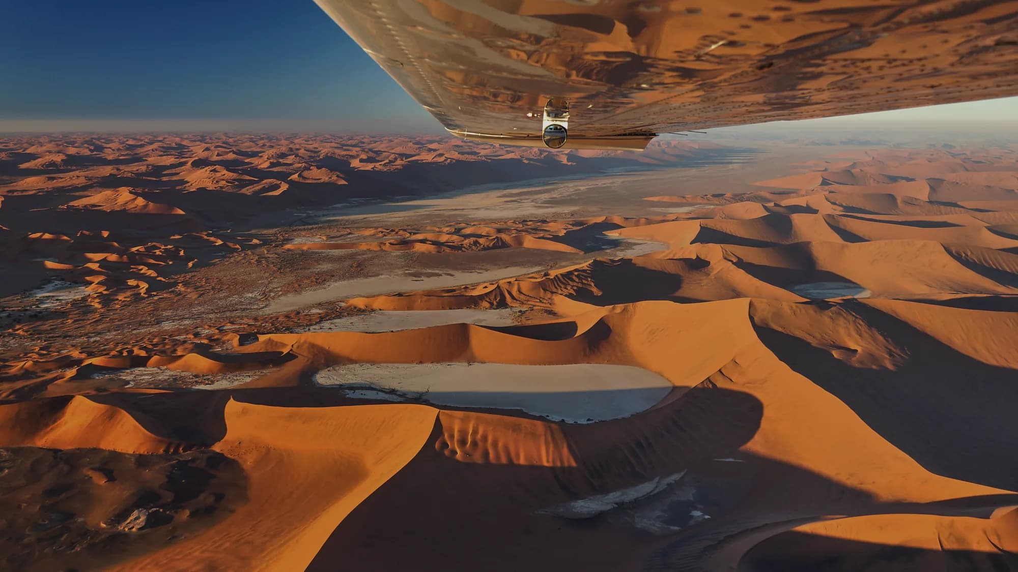 Blick aus einem Kleinflugzeug über die Dünen der Namib-Wüste
