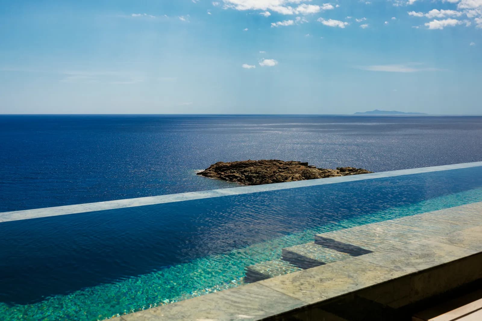 Pool über der Bucht von Vroskopos